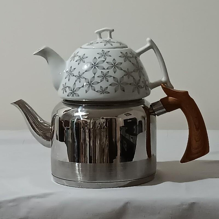 کتری استیل لوله ای دسته باکالیت طرح چوب به همراه قوری چینی