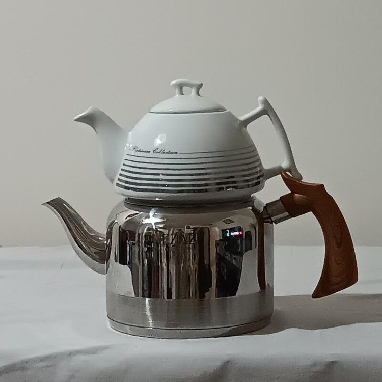 کتری استیل لوله ای دسته باکالیت طرح چوب به همراه قوری چینی