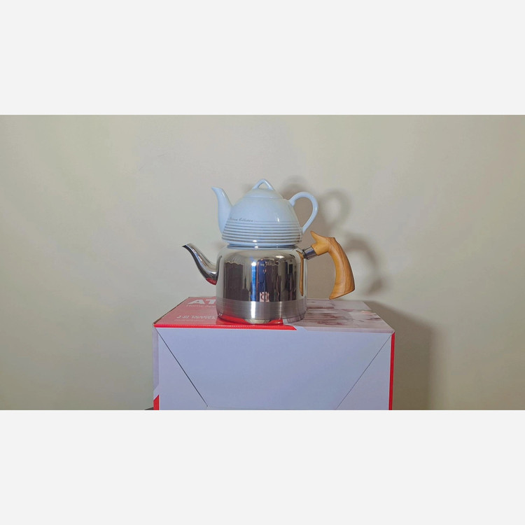کتری استیل لوله ای دسته باکالیت طرح چوب به همراه قوری چینی